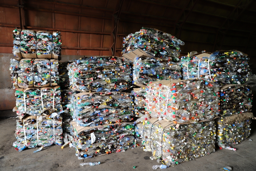Цена за кг пластика на переработку. Пластиковые отходы. Прессованный пластик. Переработанный пластик.