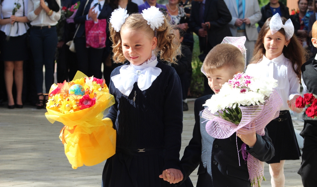 Сентябрь 2019 россия. 1 Сентября 2018 гимназия Мичуринск. Лицей 6 Тольятти 1 сентября 2012 года. Лицей 1 Ступино 2016 год 1 сентября.